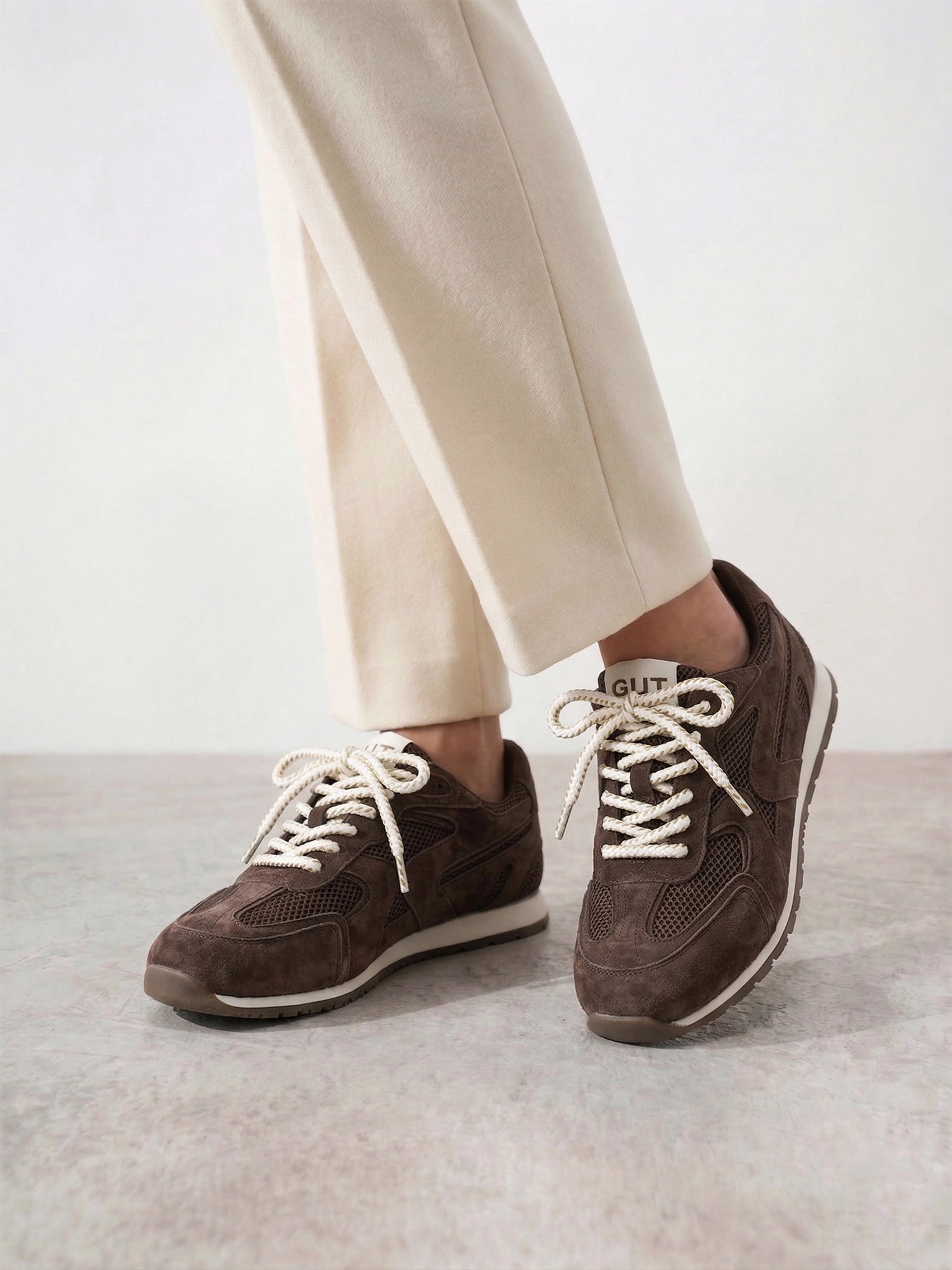 Кроссовки комбинированные темно-коричневого цвета на низкой подошве